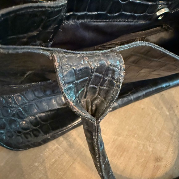 VEARI
	•	Style: Large black tote or shoulder bag - Picture 12 of 13